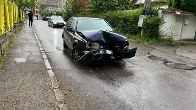 Поредица от катастрофи в дъждовна София, кола се вряза в оградата на детска градина
