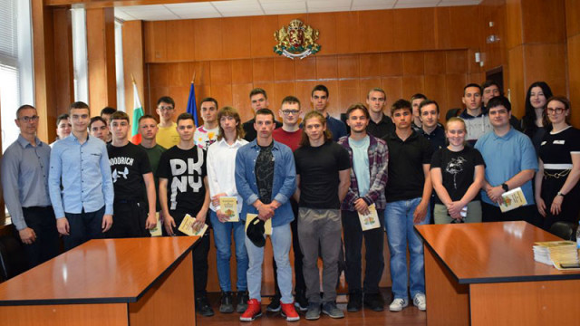 Единайсетокласници от гимназия „Акад. Благовест Сендов"посетиха Окръжен съд – Варна
