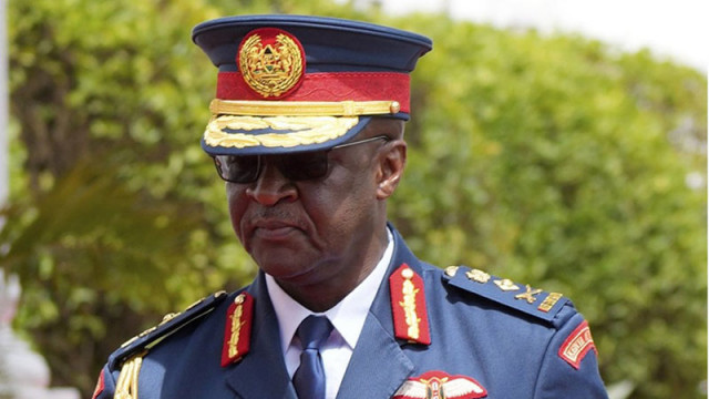 Командващият въоръжените сили на Кения генерал Франсис Огола е сред