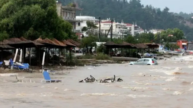 Мощен циклон връхлетя Гърция, проливни дъждове наводниха къщи и магазини