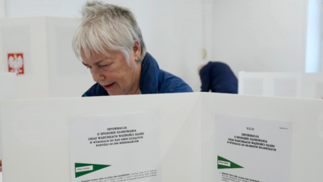 Поляците гласуват за кметове в стотици градове и села в