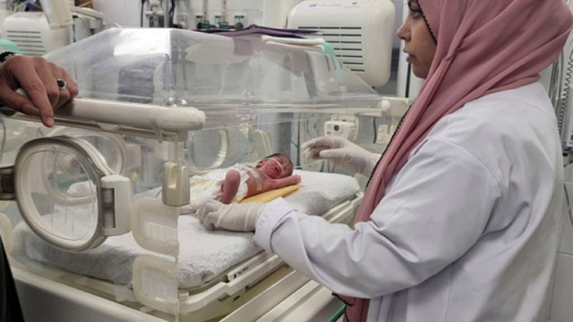 Бебе в Газа е спасено от утробата на майка, убита при израелски удар