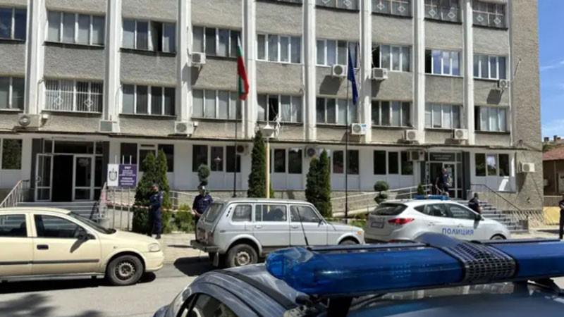 Арестант е в тежко състояние след скок от втория етаж на Районното управление в Казанлък