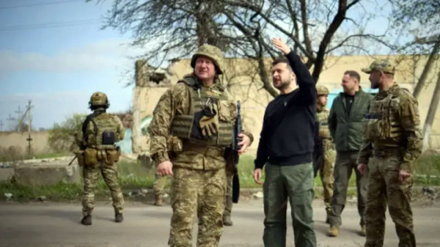 Украйна забрани консулски услуги, за да върне мъжете на военна възраст от чужбина