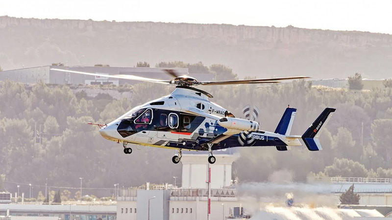Airbus демонстрира най-новия си хеликоптер Racer, който може да лети