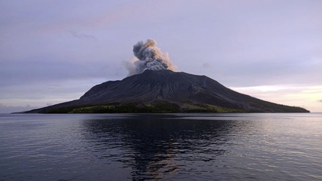 Вулканът Ибу в източна Индонезия изригна днес и изхвърли стълб