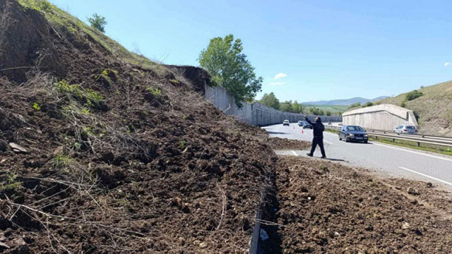 Подпорна стена се срути на магистрала "Струма", за колите въведоха обходен маршрут