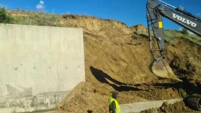 Укрепването на срутената стена на магистрала „Струма” продължава