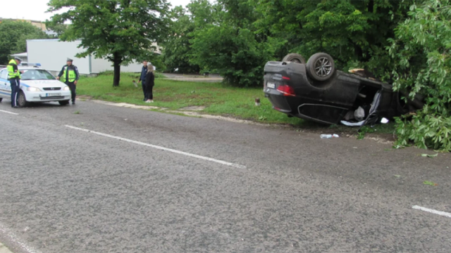 Кола по таван след удар в пътен знак и дърво, 20-годишна жена е в болница
