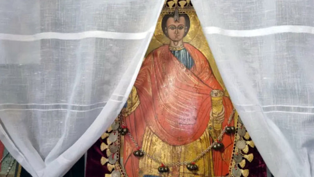 Великденско чудо: Потече миро от икона на Св. Пантелеймон