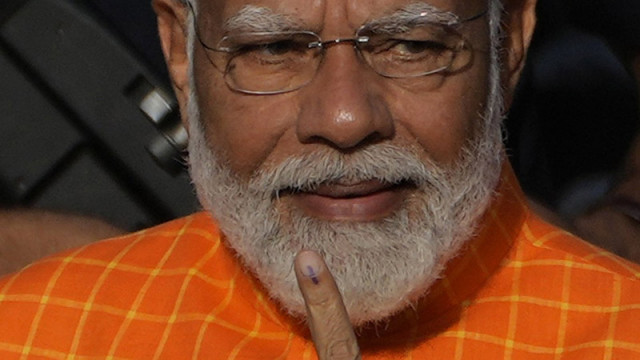 Индийският премиер показа отпечатък от неизтриваемо мастило, за да докаже, че е гласувал