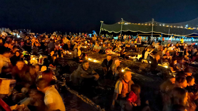 Стотици варненци вечеряха на плажа в Аспарухово