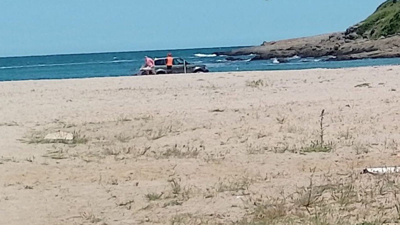 Джип заседна на плажа край Арапя, след като мъж и жена решили
