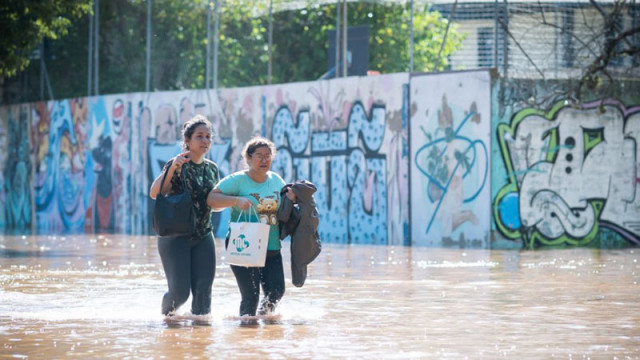 100 са вече жертвите на наводненията в Бразилия