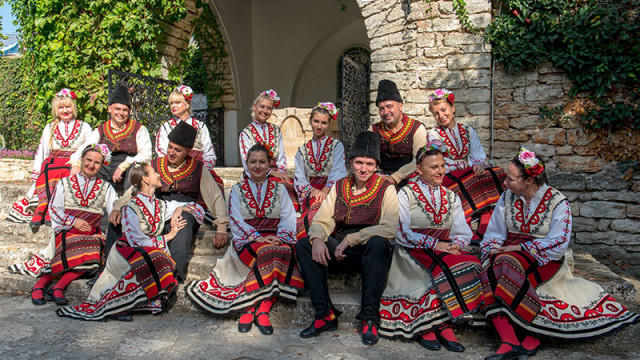 Фолклорен танцов клуб Еньовче   гр Варна с ръководител Енчо