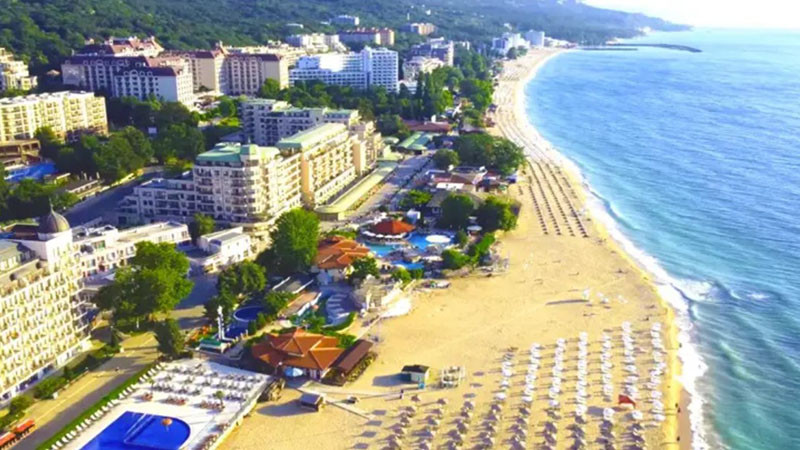 Курортите по Северното Черноморие посрещнаха първите си туристи. Хубавото време