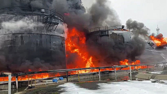 Среднощна украинска атака с дрон предизвика пожар в петролна рафинерия