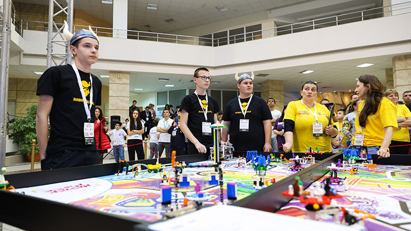Отбор от Варна ще представя България на Европейското по FLL LEGO роботика (СНИМКИ)