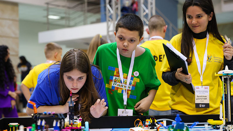 Отбор от Варна ще представя България на Европейското по FLL LEGO роботика (СНИМКИ)