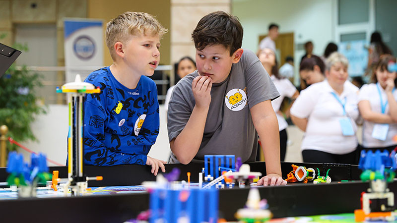 Отбор от Варна ще представя България на Европейското по FLL LEGO роботика (СНИМКИ)