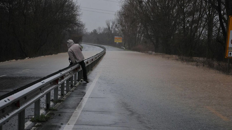 Проливен дъжд наводни пътя Велико Търново - Свищов в участъка