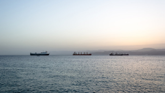 Кораб е ударен в Червено море