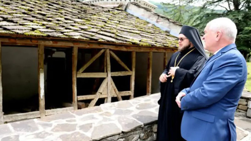 Служебният премиер Димитър Главчев посети Троянския манастир, където беше посрещнат