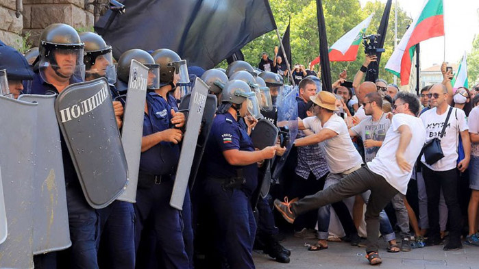 Граждани с благодарствено писмо до българската полиция