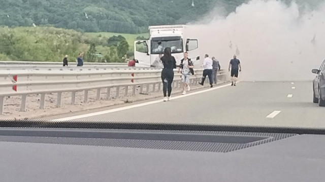 Затвориха магистрала "Струма" заради катастрофирал камион с боеприпаси