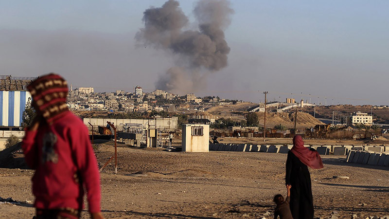 Израел продължава да бомбардира Ивицата Газа, часове след като Международният