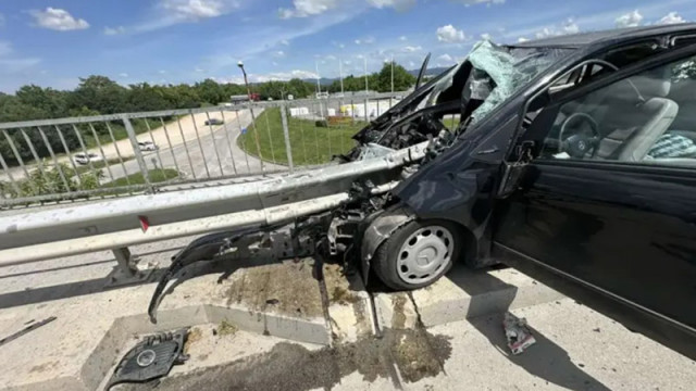 Шофьор оцеля след тежка катастрофа на Ботевградско шосе в София