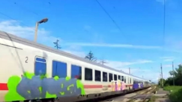 Новите вагони на БДЖ пристигнаха нашарени с графити от Европа