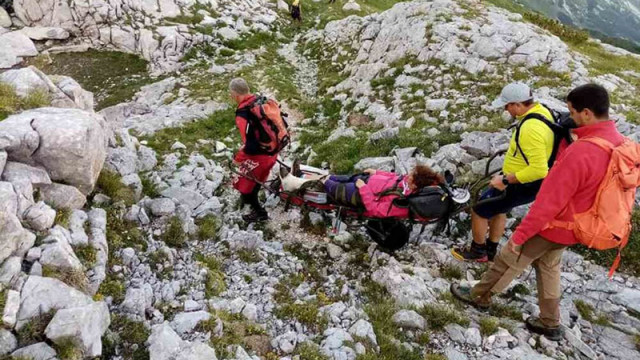 Пожарникари полицаи и планински спасител спасиха двама туристи загубили се