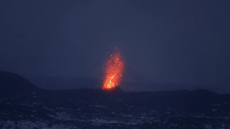 Най-мощното изригване: Вулкан в Исландия отново изригна, има евакуирани (ВИДЕО)