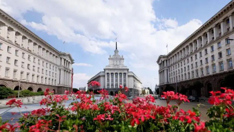 Парламентът се събира извънредно в неделя