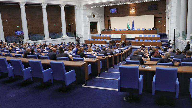 Парламентът се събира на извънредно заседание в неделя заради Сребреница