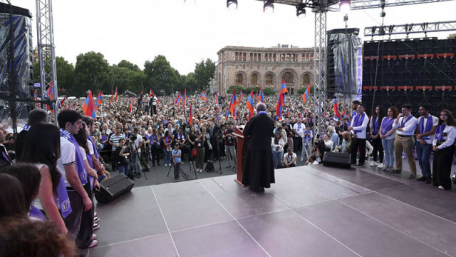Хиляди хора се събраха вчера на протест срещу арменския премиер