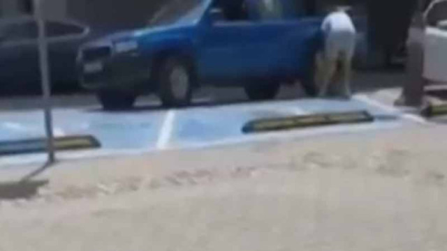 Мъж се опита да свали собственоръчно скобата си за паркиране насред