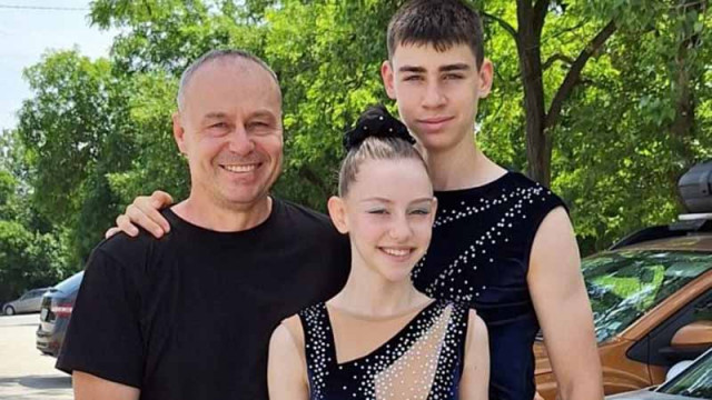 Финалистката от България Търси Талант Адриана Хаджитенева заедно с брат