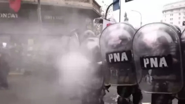 Протести в Аржентина, силите на реда използваха сълзотворен газ и водно оръдие