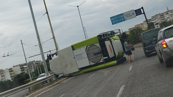 Комбайн блокира булевард в Русе, след като се обърна