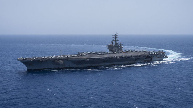 Ударен от хусите гръцки кораб призрак се носи в Червено море, ВМС на САЩ спасиха екипажа