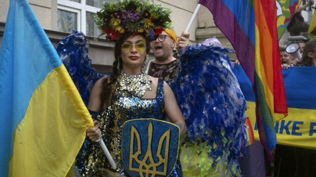 Украинци участват в гей парад под защитата на полиция за