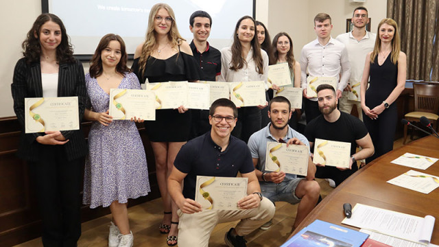 Награди за участниците в две поредни издания на проект IT Master class на ИУ-Варна