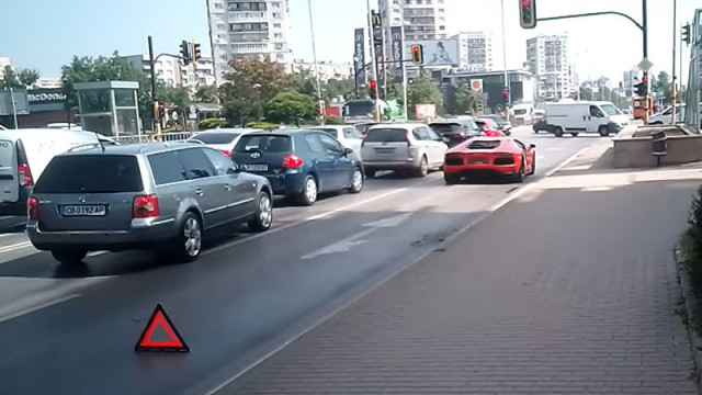 Червено Ламборгини аварира на столичен булевард показва видео публикувано във