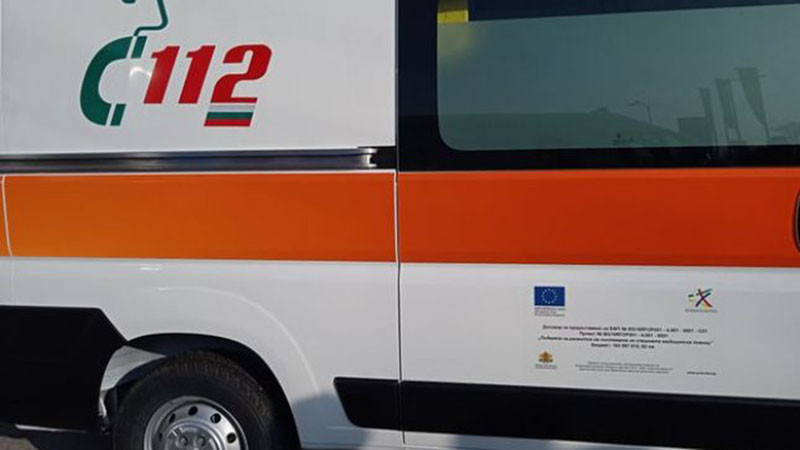 Автомобил блъсна спряла на пътното платно кола във Варна, пострадало е дете