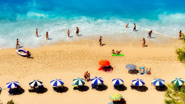 На плажа в Гърция: 4 евро за пониччка, кутия с череши - 5 евро