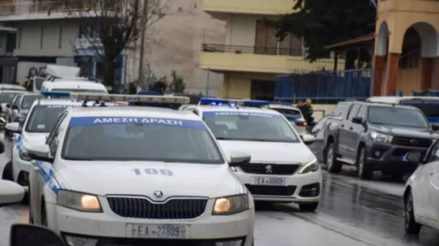 Полицай охраняващ резиденцията на председателката на Върховния съд на Гърция