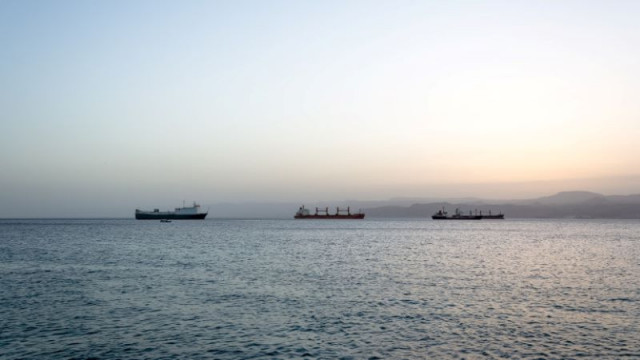 Снаряд порази търговски кораб край Йемен