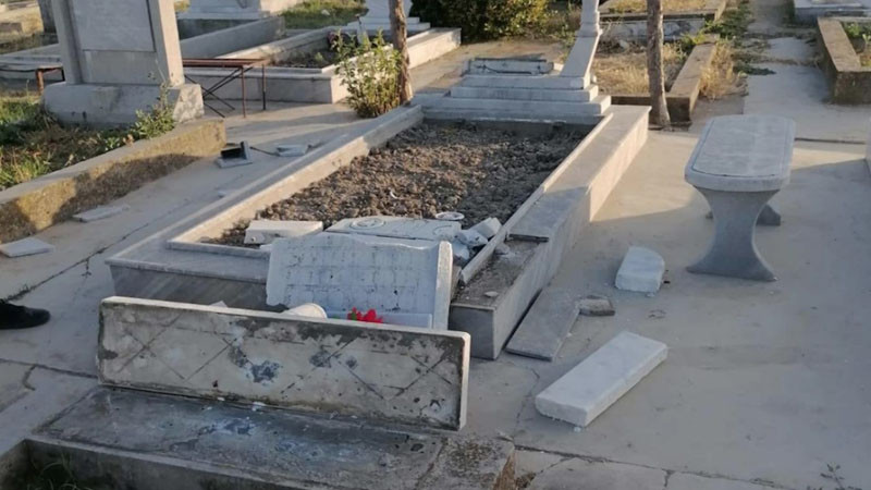Малолетни са изпочупили над 80 надгробни плочи в гробищата на Нова Загора